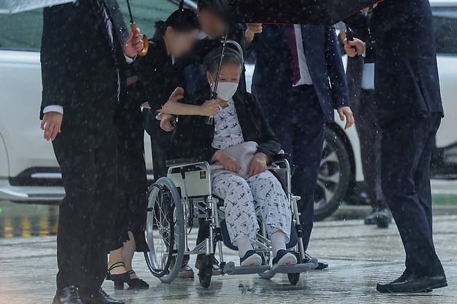 윤석열 정부와의 ‘정교유착’ 혐의로 기소된 한학자 통일교 총재가 31일 서울 서초구 서울중앙지법에서 열린 1심 선고 공판에 출석하고 있다. 연합뉴스
