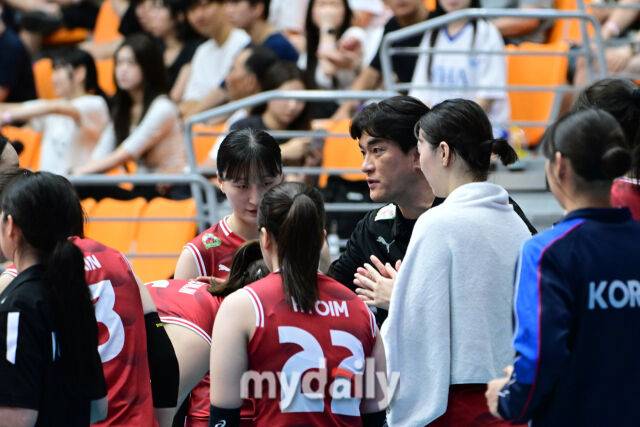 대한민국 여자배구 대표팀 차상현 감독이 26일 오후 충북 제천체육관에서 진행된 ‘대한민국 배구국가대표팀 평가전 2026 제천’ 인도네시아와 경기에서 작전 지시를 하고 있다./곽경훈 기자