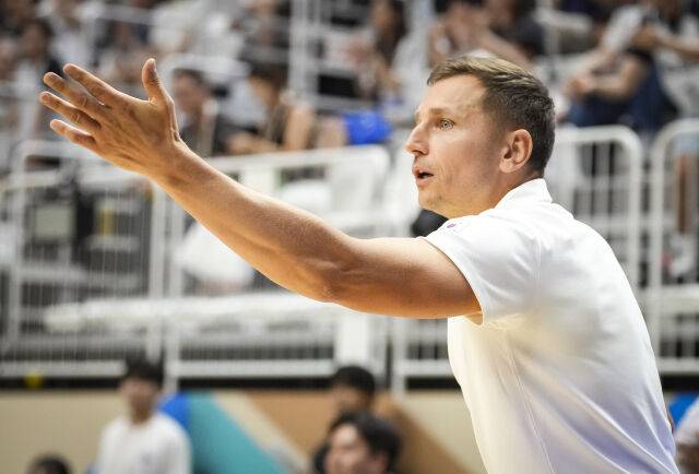 니콜라이스 마줄스 감독이 선수들을 지휘하고 있다./FIBA 제공