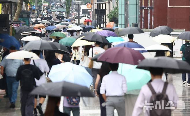[서울=뉴시스] 황준선 기자 = 비가 내린 21일 오전 서울 서초구 강남역 인근에서 우산을 쓴 시민들이 발걸음을 재촉하고 있다. 2026.08.21. hwang@newsis.com