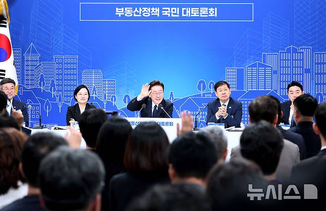 [서울=뉴시스] 김진아 기자 = 이재명 대통령이 지난 7월23일 서울 여의도 KBS 별관에서 열린 부동산정책 국민 대토론회에서 참석자들의 의견을 묻는 모습. (청와대통신사진기자단)  2026.08.31. bluesoda@newsis.com