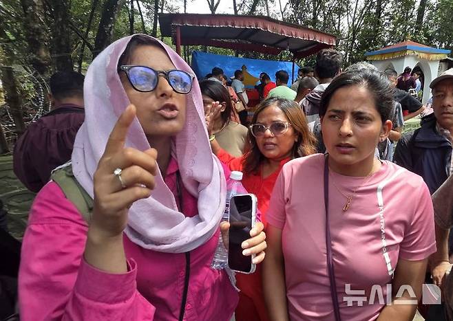[누와코트(네팔)=뉴시스] 박정규 특파원 = 지난 29일 네팔 홍수 피해 지역 중 한 곳인 누와코트 지역 비두르시 인근 바타르에서 수색작업이 이뤄지고 있는 군 기지 앞에서 두산에너빌리티 소속으로 일하다 실종됐다는 현지인의 가족인  쁘리아 카렐(35)씨 일행이 한국 기업 측이 상황 설명 등에 나서줄 것을 취재진에 호소하고 있다. 2026.08.31 pjk76@newsis.com
