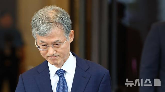 [서울=뉴시스] 전신 기자 = 조희대 대법원장이 30일 부친상을 당했다. 조 대법원장이 지난 28일 서울 서초구 대법원에서 퇴근하고 있다. 2026.08.31. photo1006@newsis.com