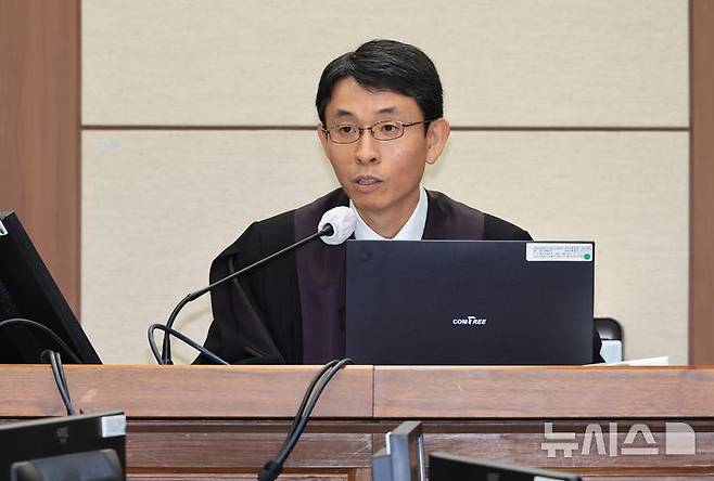 [서울=뉴시스] 사진공동취재단 = 윤석열 정부와의 '정교유착 의혹' 정점으로 지목된 한학자 세계평화통일가정연합(통일교) 총재가 1심에서 징역 2년을 선고받았다. 사진은 우인성 서울중앙지법 형사합의27부 부장판사가 지난해 11월 3일 오전 서울 서초구 서울중앙지법에서 열린 권성동 국회의원의 정치자금 수수 혐의 첫 공판에서 법정 내부 촬영 관련 유의사항을 고지하는 모습. 2026.08.31. photo@newsis.com