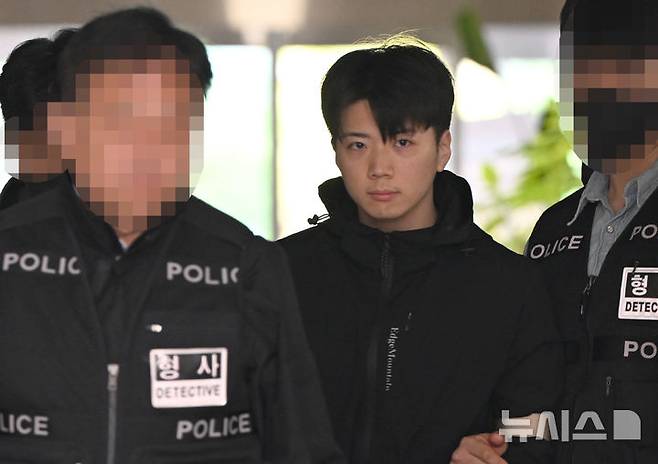 [전남광주=뉴시스] 이현행 기자 = 광주 도심에서 일면식 없는 여고생을 살해한 혐의 등을 받는 장윤기(23)가 14일 오전 광주 서부경찰서에서 검찰 송치를 위해 형사과를 빠져나와 호송차로 이동하고 있다. 2026.05.14. lhh@newsis.com