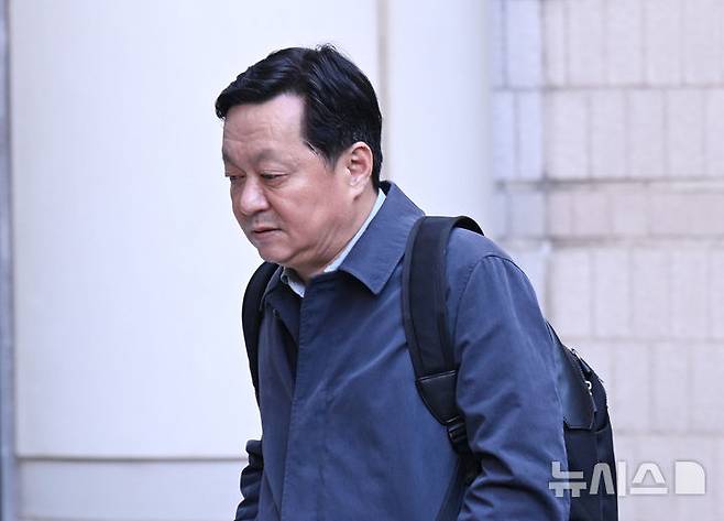 [서울=뉴시스] 김혜진 기자 = 정진상 전 더불어민주당 당대표실 정무조정실장이 지난해 11월 7일 서울 서초구 서울중앙지법에서 열린 대장동 개발특혜 의혹 사건 재판에 출석하고 있다. (공동취재) 2026.08.31. photo@newsis.com