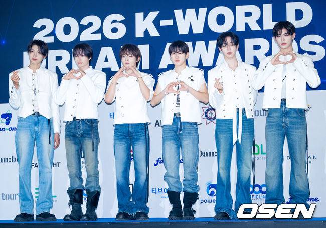 [OSEN=고양, 민경훈 기자] 2026 KWDA(K-WORLD DREAM AWARDS) 블루카펫 행사가 27일 오후 경기 고양시 일산 킨텍스에서 열렸다.한편 이날 KWDA에는 에이티즈, 피원하모니, 라이즈, 앤팀, 킥플립, 싸이커스, 나우즈, 82메이저, 앰퍼샌드원, 아홉, 알파드라이브원, 아이딧, 앤더블을 비롯해 씨야, 르세라핌, 큐더블유이알(QWER), 미야오, 아일릿, 리센느, 하츠투하츠, 키키, 제이비, 성리, 에반, 박지현, 엑스러브, 하이파이유니콘 등 K팝 아티스트들이 무대를 꾸민다. 방송인 전현무와 코미디언 장도연은 4년 연속 MC로 호흡을 맞춘다.킥플립이 포토월에서 포즈를 취하고 있다. 2026.08.27 /rumi@osen.co.kr