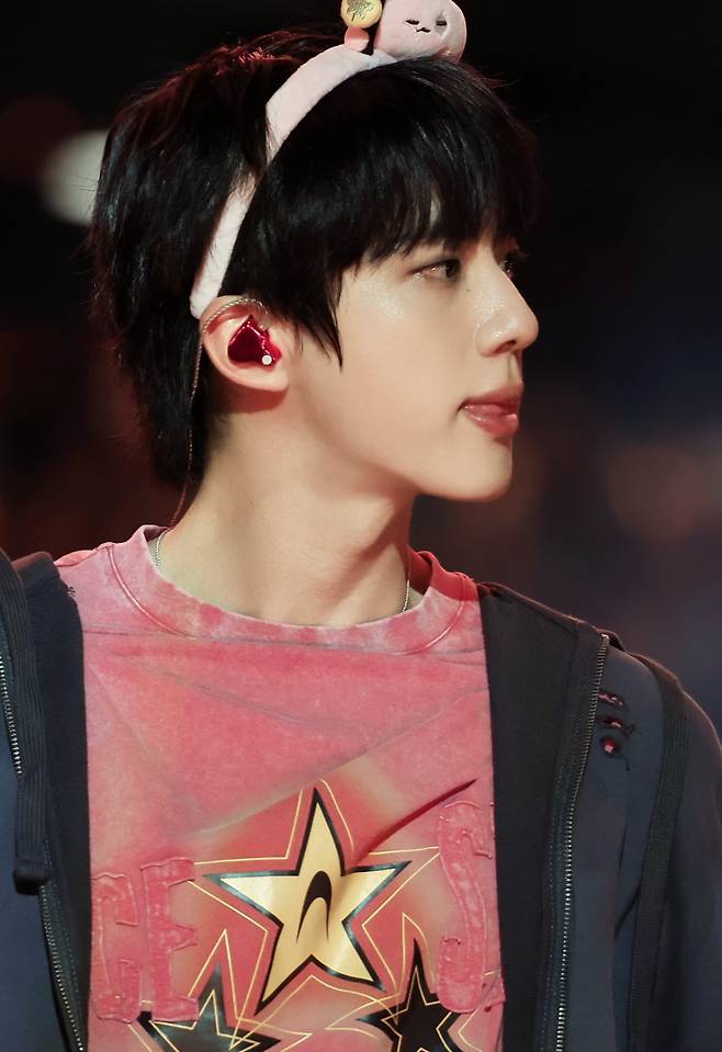 A faixa de cabeça usada por Jin, do BTS, em seu show em Chicago causou um frenesi de ingressos esgotados... A majestade do "Rei dos Ingressos Esgotados"