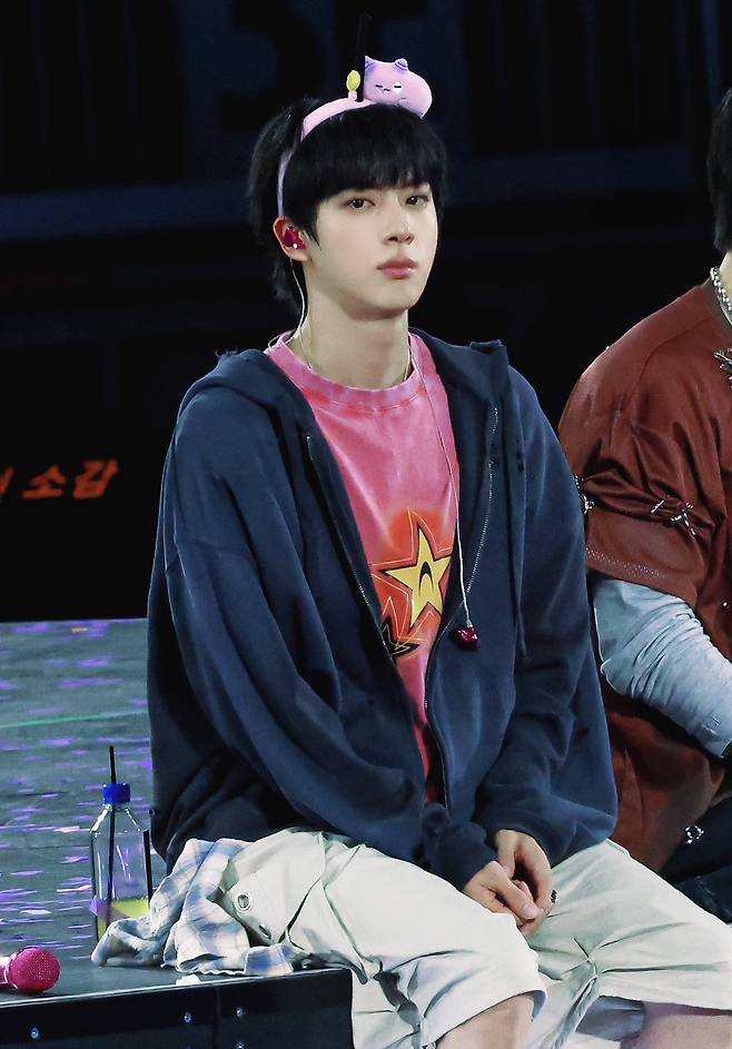 A faixa de cabeça usada por Jin, do BTS, em seu show em Chicago causou um frenesi de ingressos esgotados... A majestade do "Rei dos Ingressos Esgotados"