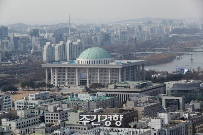 서울 여의도의 한 고층빌딩에서 바라본 국회의사당. 정지윤 선임기자