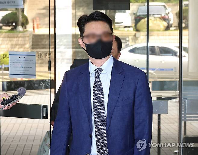 작년 5월 영장실질심사를 위해 법원 출석하는 윤영호 전 통일교 세계본부장 모습 [연합뉴스 자료사진. 재판매 및 DB 금지]