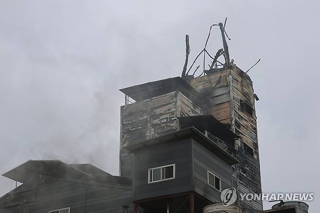 타버린 천안 공장 (천안=연합뉴스) 변선진 기자 = 28일 충남 천안시 동남구 성남면의 한 페인트 원료 등 생산 공장에서 불이 났다. 완진 이후 타버린 공장 모습. 2026.8.28 bysj@yna.co.kr