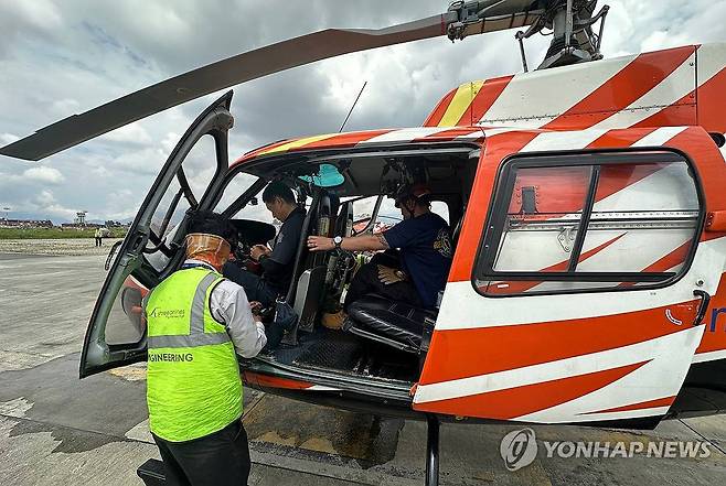 수색위해 헬기 탑승하는 신속대응팀 (서울=연합뉴스) 지난 29일 네팔 카트만두 국내선 공항 헬기 이착륙장에서 정부합동 신속대응팀이 수색을 위해 헬기에 탑승하고 있다. 2026.8.30 [외교부 제공. 재판매 및 DB 금지] photo@yna.co.kr