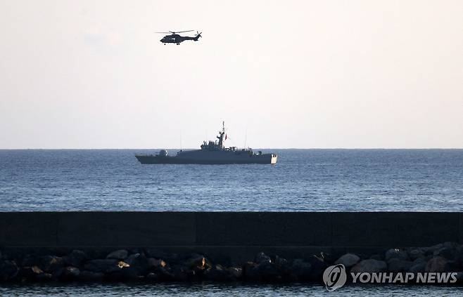 31일(현지시간) 실종자 수색 중인 헬기와 함정 [로이터 연합뉴스. 재판매 및 DB 금지]