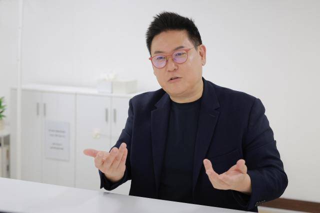데니스 홍 미국 UCLA(캘리포니아대학교 로스앤젤레스 캠퍼스) 기계항공공학과 교수 겸 로봇 및 메커니즘 연구소(RoMeLa) 소장이 최근 아주경제 기자와 만나 인터뷰를 진행하면서 ""미국과 중국이 휴머노이드를 만든다고 우리도 똑같은 휴머노이드를 만드는 숫자 경쟁을 해서는 안 된다"고 밝혔다. [사진=유대길 기자]