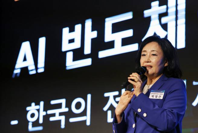박영선 재정경제부 전략경제자문단 위원장이 1일 서울 영등포구 중소기업중앙회에서 열린 전략경제와 중소기업 AI전환 세미나에서 'AI 반도체 2막-한국의 전략경제 방향'을 주제로 강연하고 있다. 2026.09.01.(뉴시스)