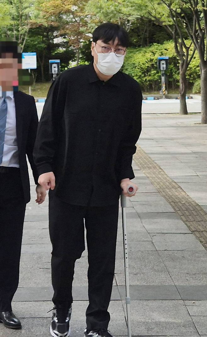 개그맨 이진호가 지난달 14일 수원지법 여주지원에서 열린 음주운전 및 불법도박 혐의 사건 첫 공판에 출석하고 있다. 사진=뉴스1