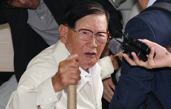 정당법 위반 혐의를 받고 있는 이만희 신천지 총회장이 지난달 4일 피의자 신분으로 조사를 받기 위해 서울 서초동 검·경 합동수사본부에 출석하고 있다. 〈사진=연합뉴스〉