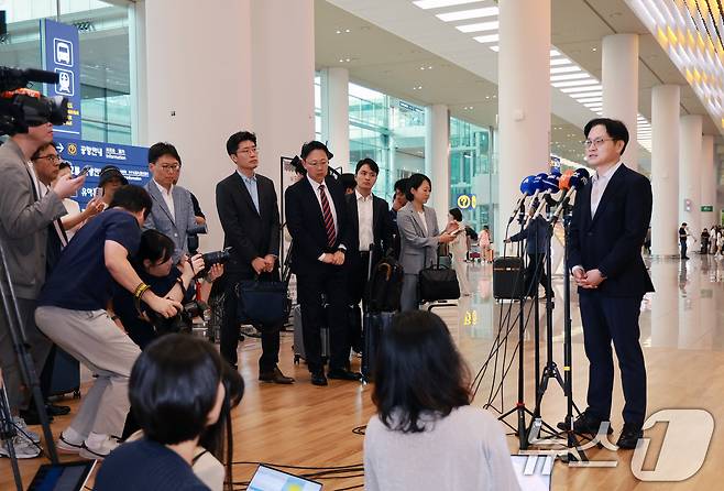 김정관 산업통상부 장관이 대미 투자 프로젝트 및 한·미 통상 현안 협의를 마치고 20일 인천국제공항 2터미널을 통해 귀국해 취재진 질문에 답하고 있다. 2026.8.20 ⓒ 뉴스1 이호윤 기자