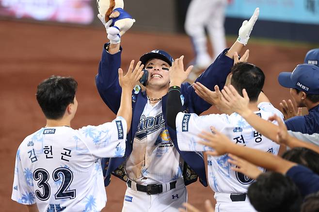 삼성 김영웅이 16일 대구삼성라이온즈파크에서 열린 2026 KBO리그 롯데전에서 홈런을 터뜨린 뒤 두 손을 번쩍 들며 기뻐하고 있다. 사진 | 삼성 라이온즈