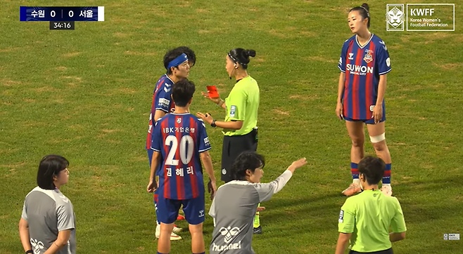 손에 레드카드를 들고 있는 주심. 캡쳐 | 한국여자축구연맹 유튜브