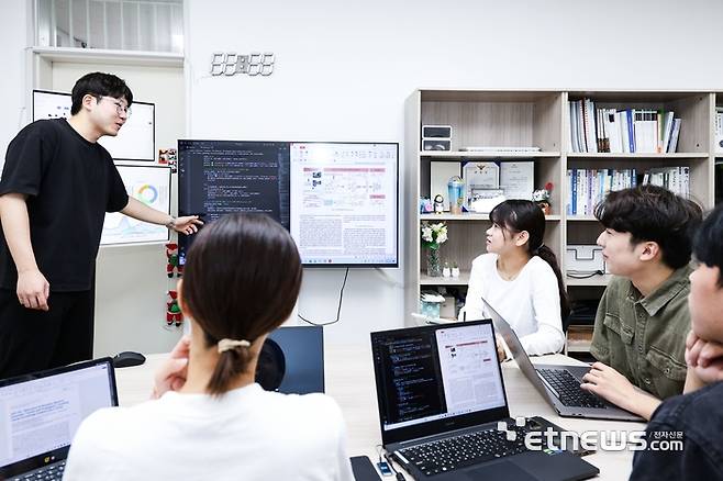 대구대 컴퓨터정보공학부 학생팀이 프로젝트를 수행하고 있는 모습.