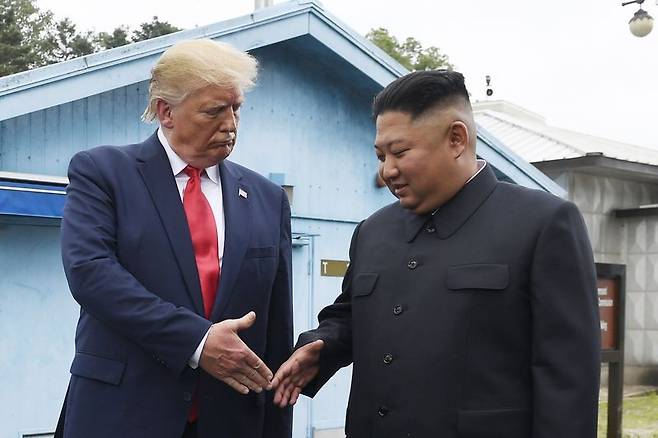 도널드 트럼프 미국 대통령이 지난 2019년 6월 30일 판문점 비무장지대(DMZ)에서 김정은 북한 국무위원장과 악수하고 있다. AP뉴시스