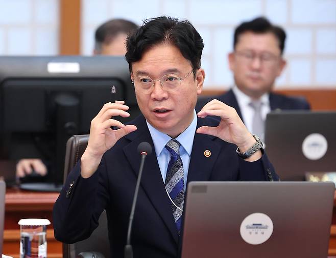 김영훈 고용노동부 장관이 1일 청와대에서 열린 이재명 대통령 주재 국무회의에서 발언을 하고 있다. 연합뉴스