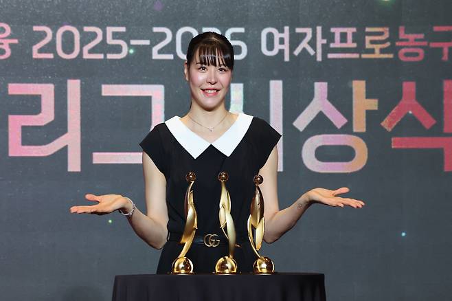지난 4월 6일 서울 용산구 드래곤시티호텔에서 열린 BNK금융 2025~26 여자프로농구 정규리그 시상식에서 MVP 등 3관왕을 달성한 KB스타즈 박지수가 트로피들과 함께 기념사진을 찍고 있다. 사진=연합뉴스