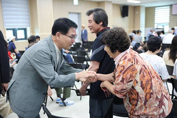 심덕섭 군수가 군민활력지원금 접수처를 찾아 주민들과 인사를 나누고 있다. [사진=고창군 ]