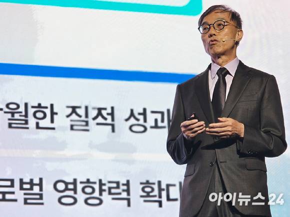 박세웅 한국전자통신연구원(ETRI) 원장이 1일 오후 서울 양재 엘타워 그레이스홀에서 '새로운 연구환경 속에서 ETRI가 지향하는 비전과 혁신 방향'을 주제로 ETRI의 새로운 비전과 혁신 전략을 발표하고 있다. [사진=안세준 기자]