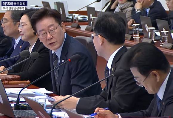이재명 대통령이 1일 열린 국무회의에서 이형일 재정경제부 1차관의 추석 민생 안정 대책 발표에 대해 질문하고 있다. [사진=ktv]