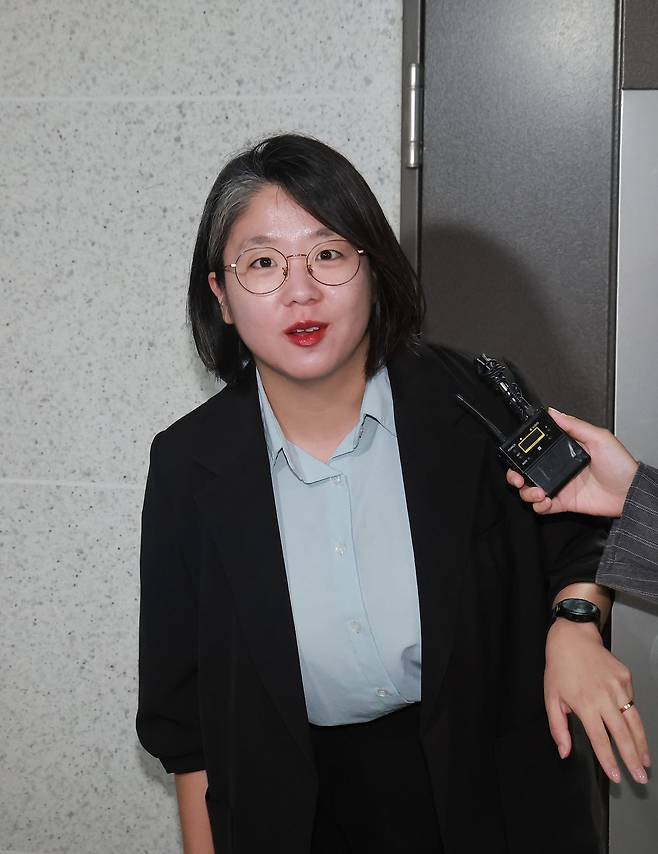 용혜인 성평등가족부 장관 후보자가 31일 국회 의원회관 내 사무실로 출근하며 취재진의 질문에 답하고 있다. 용 후보자는 장관이 되더라도 비례대표 의원직을 유지하겠다고 밝혔다. [연합뉴스]