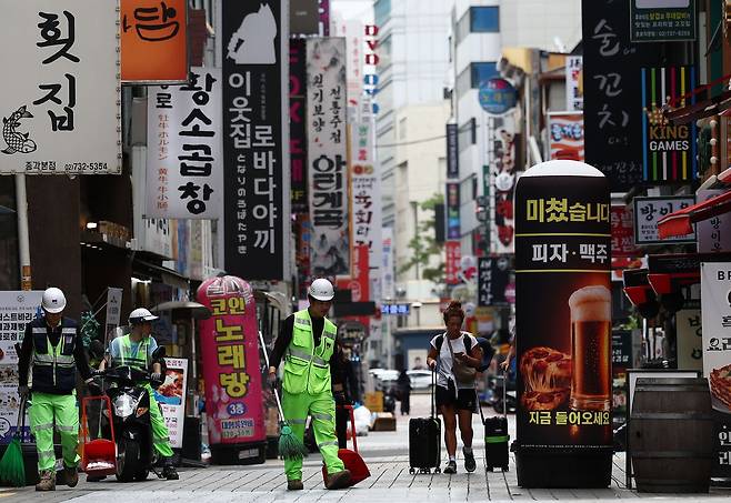 정부가 K자형 양극화에 대응하기 위해 육아휴직 급여를 받기 힘든 자영업자 등에게 3개월 간 총 150만원의 육아수당을 지급하고, 코로나19 이후 연체된 채무 탕감을 추진한다. 사진은 지난달 30일 서울 종로구 먹자골목 거리. 뉴스1