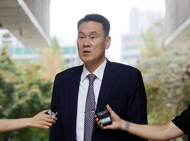 김명수 전 합동참모본부 의장이 1일 서울 서초구 서울중앙지방법원에서 열린 ‘내란중요임무종사 등 혐의’ 1차 공판에 출석하며 취재진의 질문에 답하고 있다. 사진공동취재단