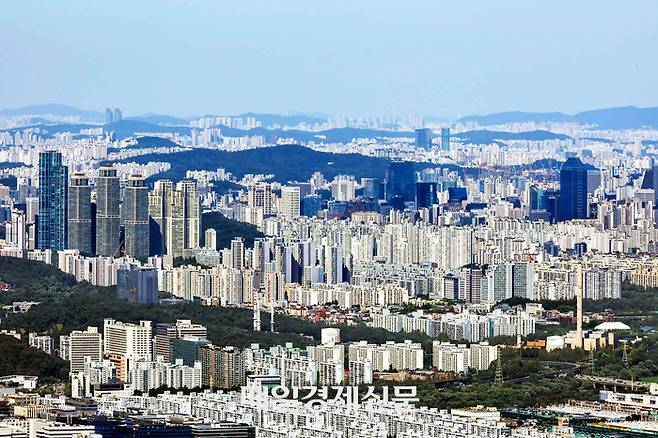 경기 광주시 남한산성에서 바라본 서울 강남·송파구 아파트 [한주형기자]