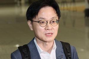 김정관 산업통상부 장관이 1일 인천국제공항 제2여객터미널을 통해 미국으로 출국하며 질문에 답변하고 있다.  뉴시스