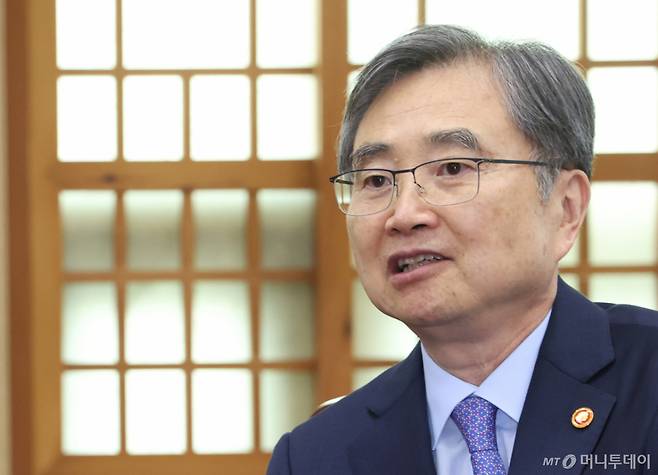 [서울=뉴시스] 조수정 기자 = 조현 외교부 장관이 26일 오후 서울 종로구 외교부에서 나가시마 아키히사 일한의원연맹 간사장 등 일본 의원단을 접견하고 있다. 2026.08.26.