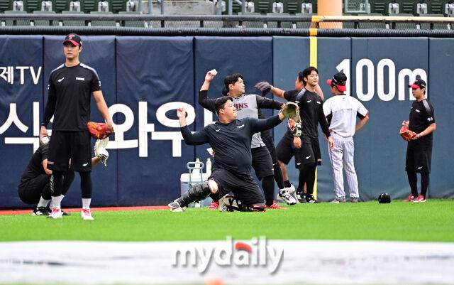 2026년 9월 1일 오후 서울 잠실구장에서 열린 '2026 신한 SOL KBO리그' LG 트윈스와 두산 베어스의 경기. 오후 4시 이후 비가 잦아들자 LG 선수들이 그라운드로 나와 훈련을 시작하고 있다./잠실=유진형 기자 zolong@mydaily.co.kr
