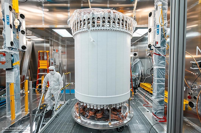 지하연구시설에 설치되기 전 지상실험실에 놓인 LUX-ZEPLIN 주검출기.[출처 Matthew Kapust/Sanford Underground Research Facility]