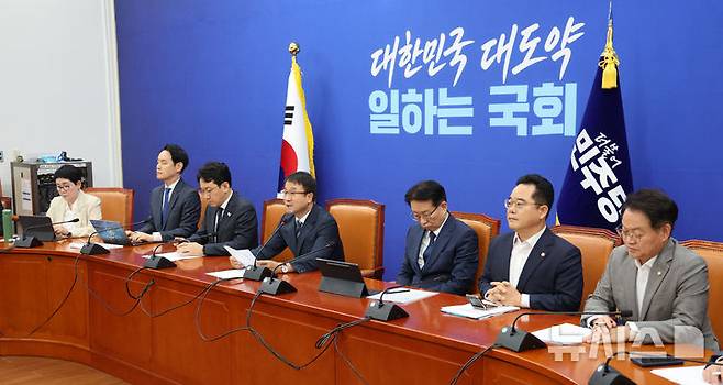 [서울=뉴시스] 고범준 기자 = 한병도 더불어민주당 원내대표가 1일 서울 여의도 국회에서 열린 원내대책회의에서 발언하고 있다. 2026.09.01. bjko@newsis.com