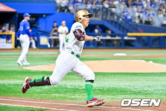 [OSEN=고척, 박준형 기자] 25일 오후 서울 고척스카이돔에서 2026 신한 SOL KBO리그 키움 히어로즈와 삼성 라이온즈의 경기가 진행됐다.이날 경기 키움은 알칸타라를, 삼성 보스를 선발투수로 내세웠다.3회말 키움 선두타자 서건창이 솔로홈런을 날리고 베이스를 돌고 있다.      2026.08.25 / soul1014@osen.co.kr