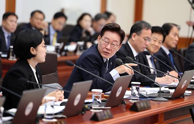 이재명 대통령이 1일 청와대에서 열린 국무회의에서 발언하고 있다.&nbsp; &nbsp; 연합뉴스