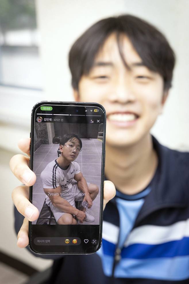 전남광주 문산중의 한 교실에서 중학교 3학년 정은총(15) 군이 AI로 합성한 자신의 사진을 보여주고 있다. 박해윤 기자&nbsp;