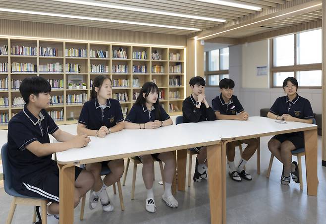 경남 사천 남양중학교에서 책 ‘열네 살의 꿈이라니’를 출간한 중학교 2학년 서원경(14), 강혜윤(14), 류하정(14), 천민수(14), 조영진(14), 김주현(14) 학생을 만났다(왼쪽부터). 박해윤 기자