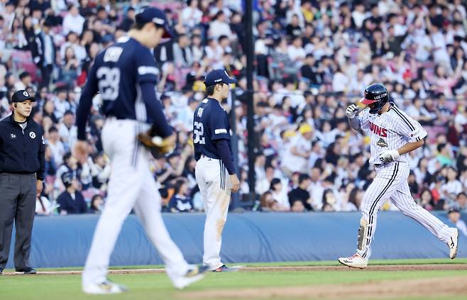 1~3일 잠실구장서 열릴 4위 LG와 5위 두산의 3연전은 중위권 판도를 가늠할 매치업이다. 뉴시스