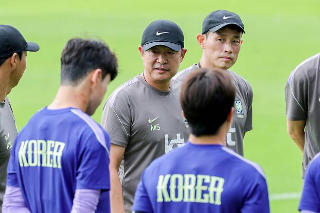이민성 아시안게임 축구대표팀 감독(가운데)이 1일 천안 코리안풋볼파크에서 소집된 선수들에게 훈련 전 지시사항을 전달하고 있다. 연합뉴스