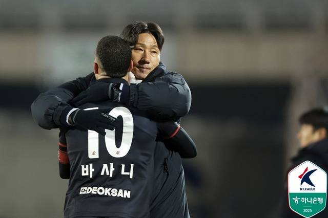 바사니와 이영민 감독(오른쪽). /사진=한국프로축구연맹 제공
