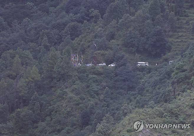 산맥 깊이 육로 접근 시도하는 신속대응팀 (누와코트[네팔]=연합뉴스) 김성민 기자 = 네팔 대규모 홍수로 연락이 두절된 한국인 9명을 수색하기 위해 파견된 정부 합동 신속대응팀이 헬기 운행에 난항을 겪자 육로 수색을 시작했다.  
     신속대응팀 대원들이 31일(현지시간) 네팔 누와코트에서 차량으로 이동하고 있다. 2026.8.31 ksm7976@yna.co.kr