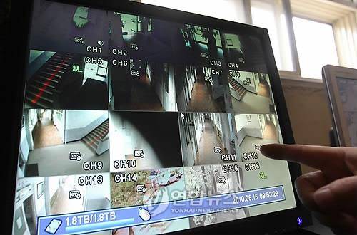 한 고등학교에 설치된 CCTV 모니터 화면 [연합뉴스 자료사진]